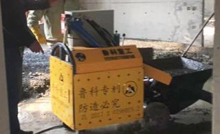 龙海建设集团有限公司使用二次结构泵机械施工更省力
